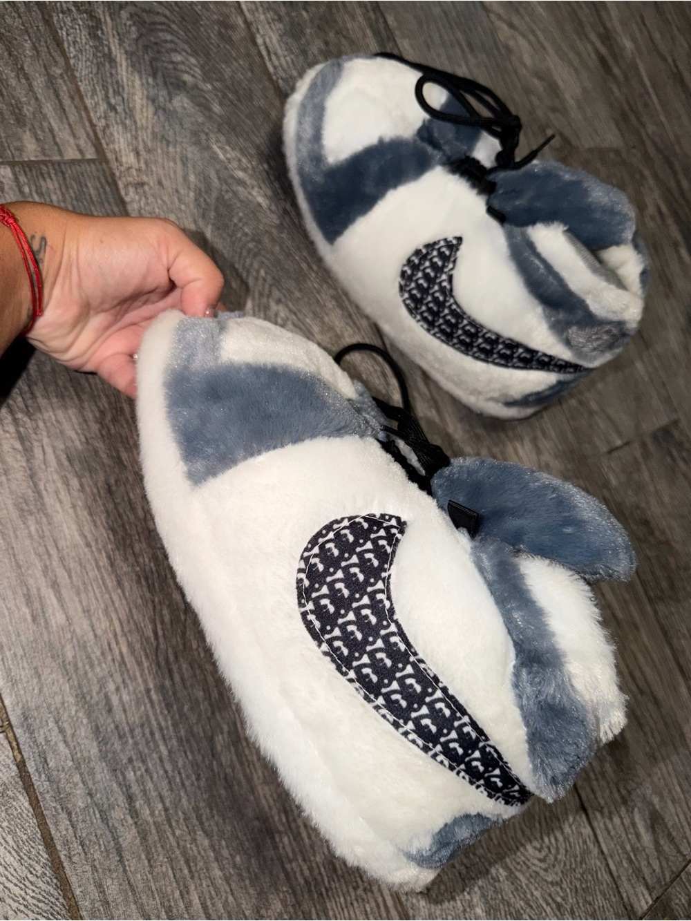 Plush swoosh Slippers